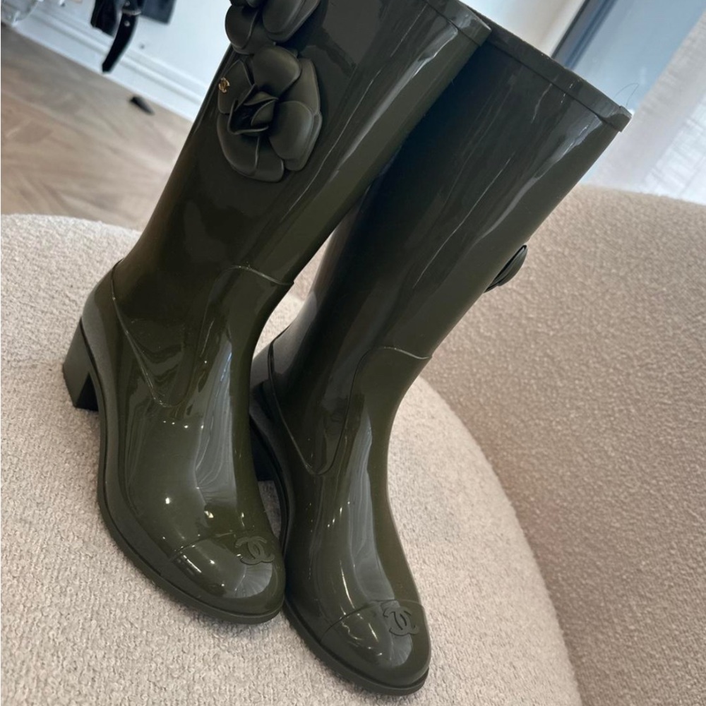 HOST PICK⭐️Authentic Chanel Camellia Flower Rain Boots ❤️ khaki Green 💚 - Picture 5 of 16
